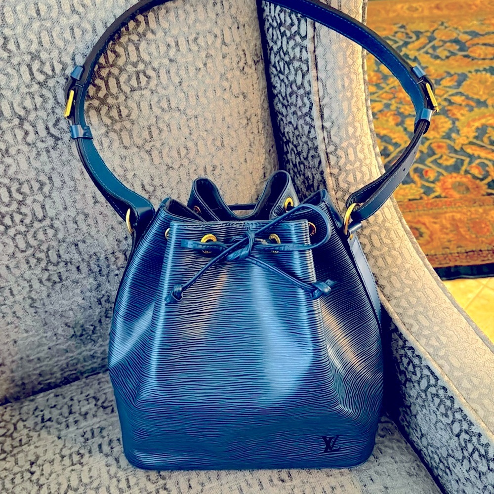 Like new authentic Louis Vuitton blue epi Petit Noe shoulder bag